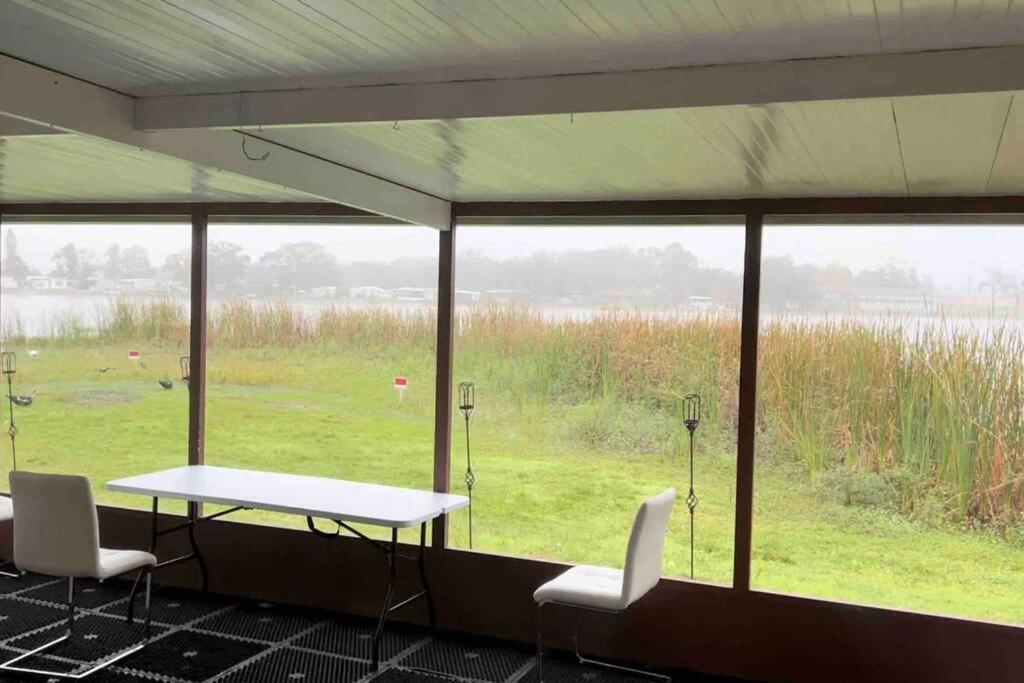 Lakeside Retreat - 3 Bedroom, 2 Bathroom House By The Lake Lakeland Exterior photo